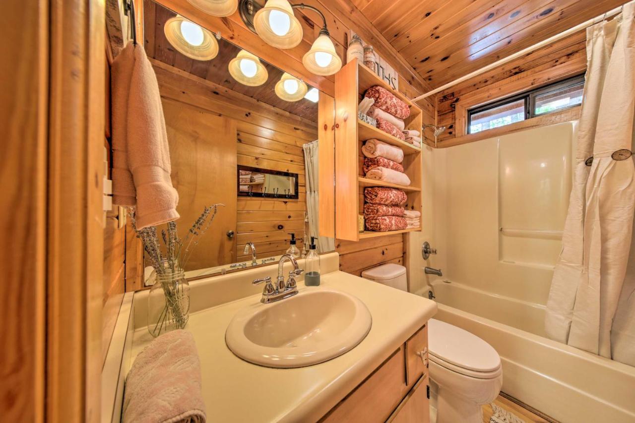 Peaceful Blue Ridge Cabin With Decks And Fire Pit Kültér fotó